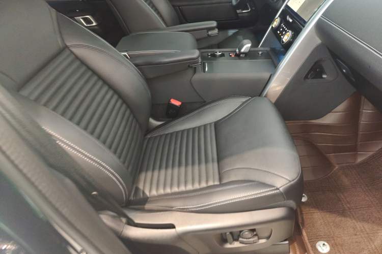 Used Land Rover Discovery 2024 360 PS Dynamic SE Right Front Seat