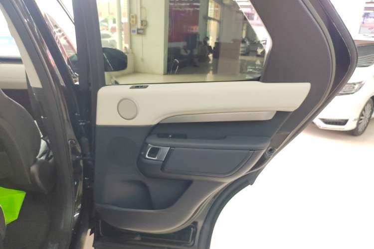 Used Land Rover Discovery 2023 Revised Version 360 PS R-Dynamic S Right Rear Door Interior