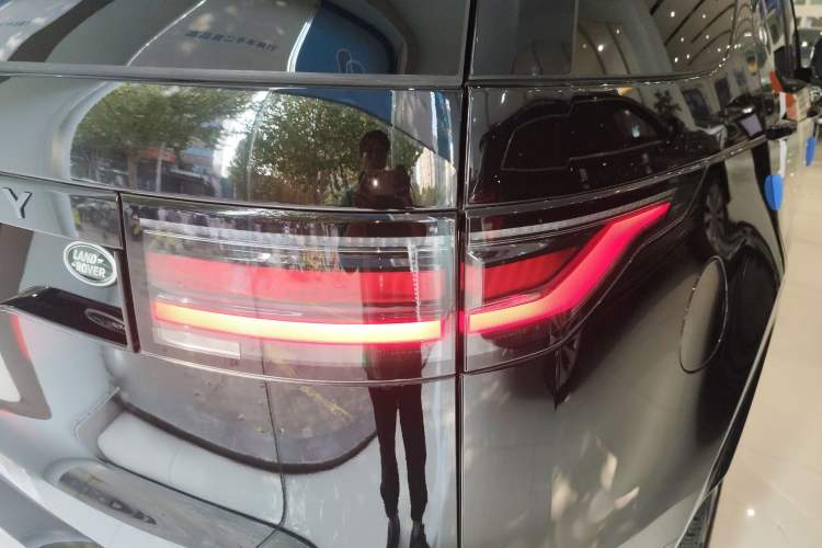 Used Land Rover Discovery 2024 360 PS Dynamic SE Right Rear Taillight