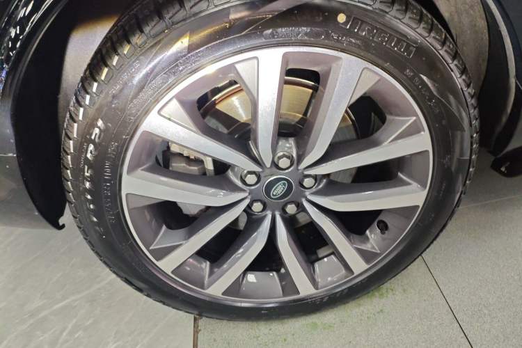 Used Land Rover Discovery 2024 360 PS Dynamic SE Right Rear Wheel Hub