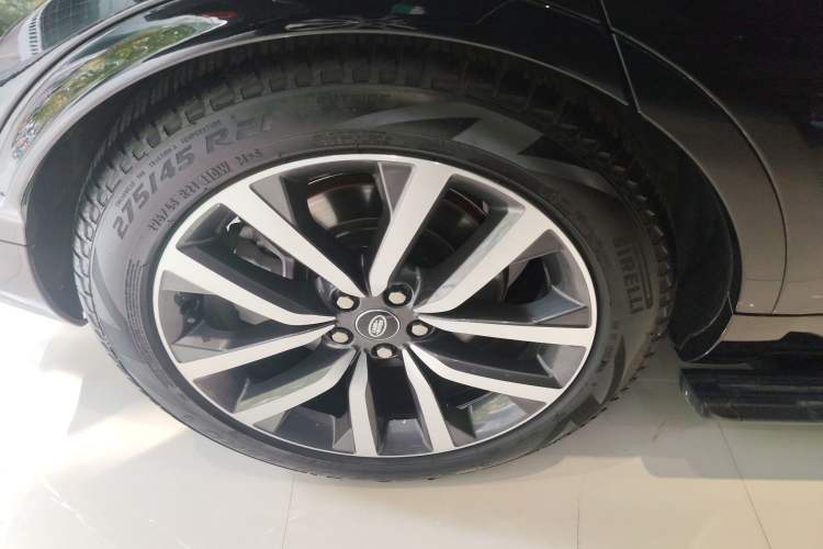 Used Land Rover Discovery 2024 360 PS Dynamic SE Right Rear Wheel Hub