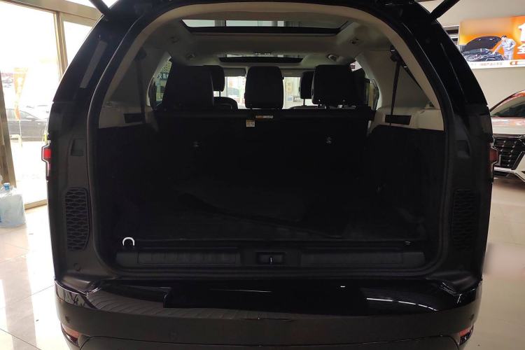 Used Land Rover Discovery 2023 Revised Version 360 PS R-Dynamic S Trunk