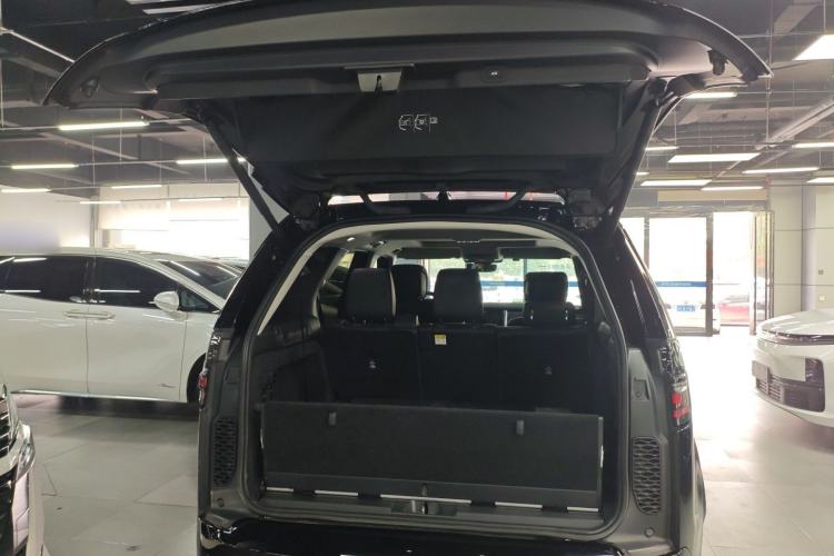 Used Land Rover Discovery 2024 360 PS Dynamic SE Trunk