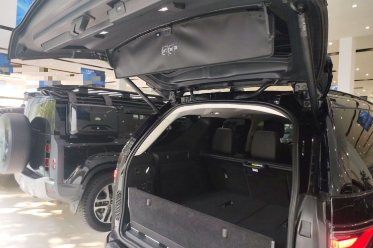 Used Land Rover Discovery 2024 360 PS Dynamic SE Trunk