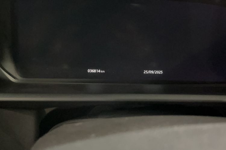 Used Land Rover Discovery 2018 3.0 SC V6 HSE Odometer Close Up