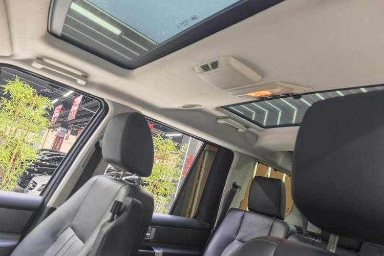 Used Land Rover Discovery 2014 3.0 SC V6 HSE Interior 6
