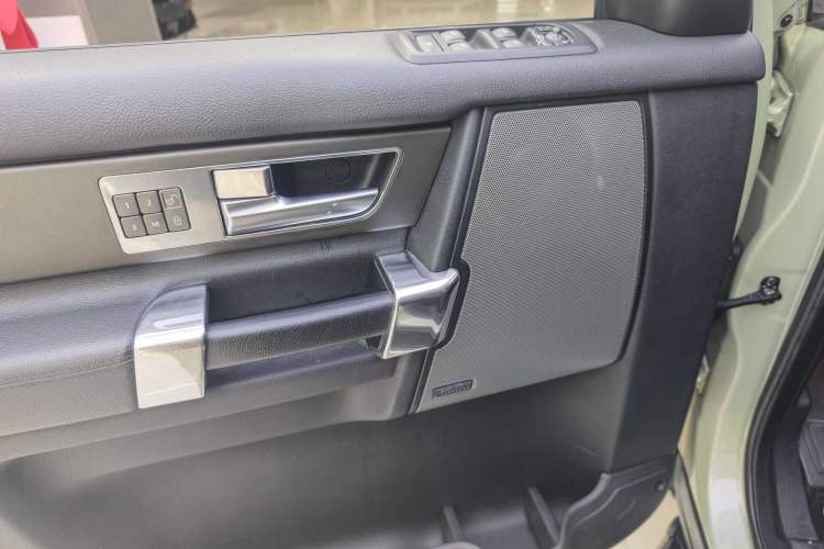 Used Land Rover Discovery 2014 3.0 SC V6 HSE Interior 8