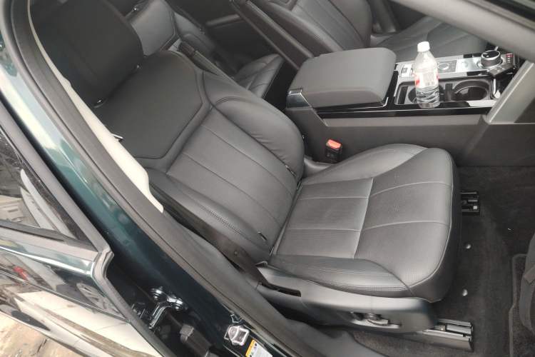 Used Land Rover Discovery 2017 3.0 SC V6 HSE Right Front Seat