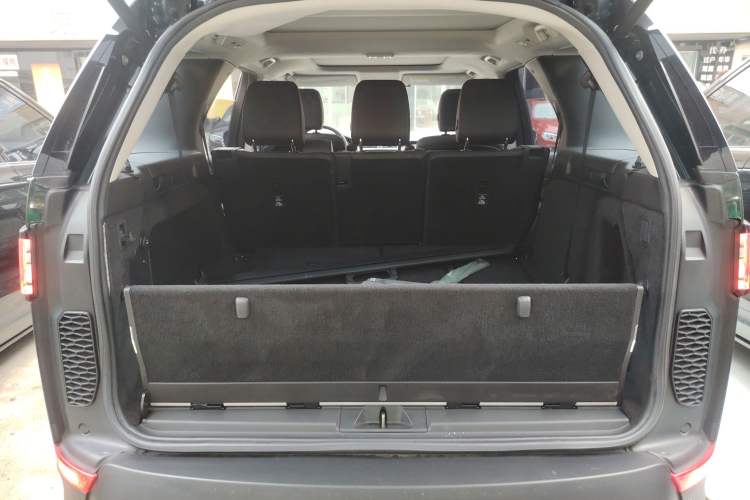 Used Land Rover Discovery 2017 3.0 SC V6 HSE Trunk