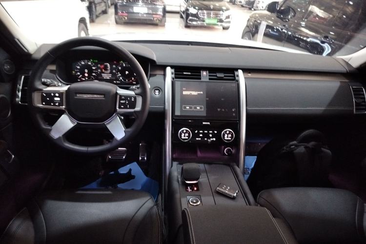 Used Land Rover Discovery 2024 360 PS Dynamic SE Center Console