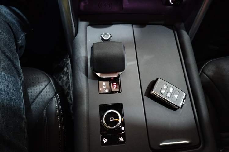 Used Land Rover Discovery 2024 360 PS Dynamic SE Gear Lever
