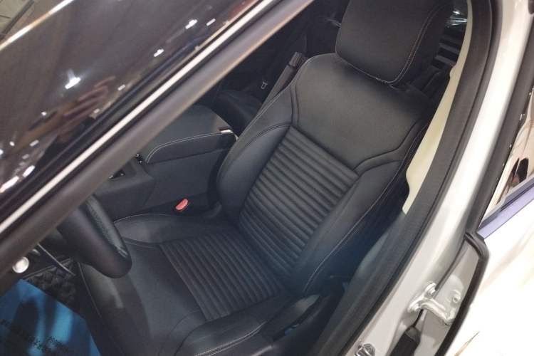 Used Land Rover Discovery 2024 360 PS Dynamic SE Left Front Seat