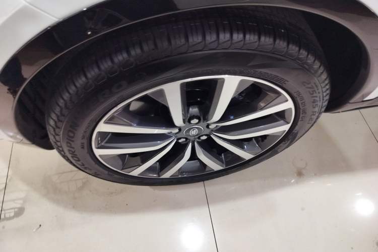 Used Land Rover Discovery 2024 360 PS Dynamic SE Left Front Wheel Hub
