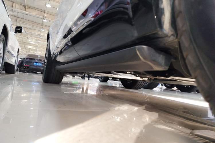 Used Land Rover Discovery 2024 360 PS Dynamic SE Left Side Sill