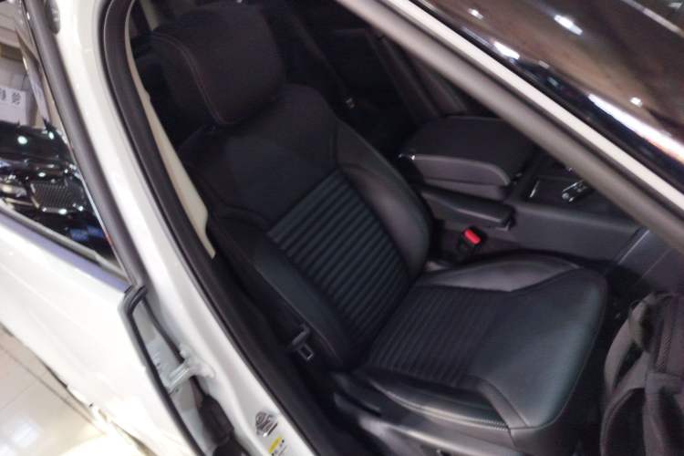 Used Land Rover Discovery 2024 360 PS Dynamic SE Right Front Seat