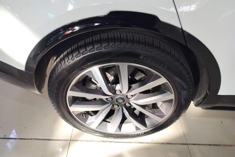 Used Land Rover Discovery 2024 360 PS Dynamic SE Right Rear Wheel Hub