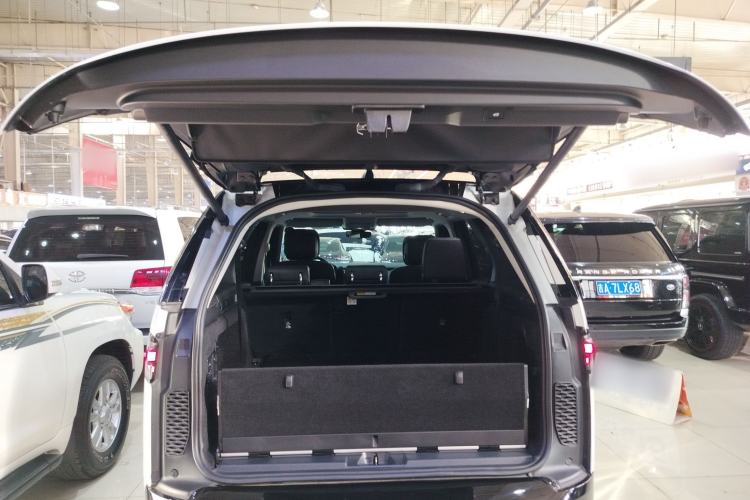 Used Land Rover Discovery 2024 360 PS Dynamic SE Trunk