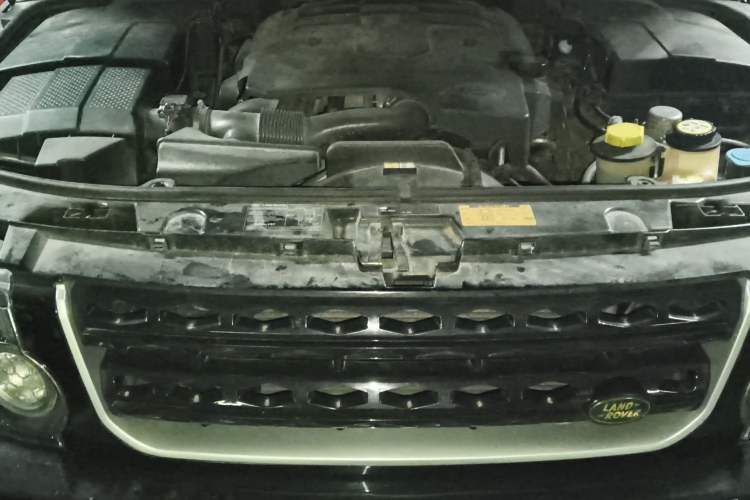 Used Land Rover Discovery 2005 4.0 SC V6 HSE Engine Bay