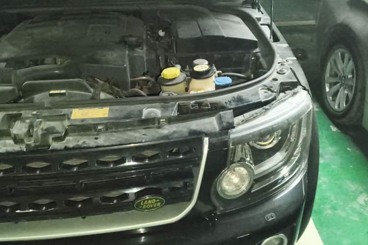 Used Land Rover Discovery 2005 4.0 SC V6 HSE Engine Bay Left