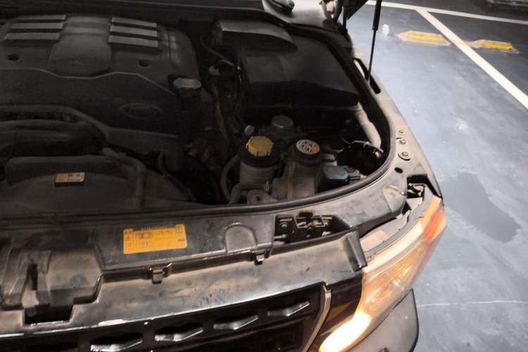 Used Land Rover Discovery 2005 4.0 SC V6 HSE Engine Bay Left