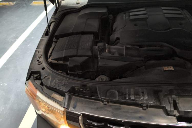 Used Land Rover Discovery 2005 4.0 SC V6 HSE Engine Bay Right