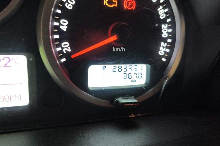 Used Land Rover Discovery 2005 4.4 V8 HSE Odometer Close Up