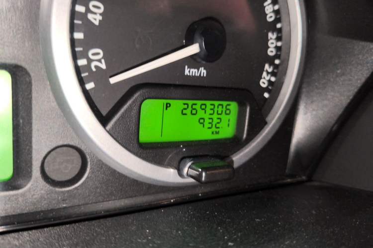 Used Land Rover Discovery 2005 4.0 SC V6 HSE Odometer Close Up