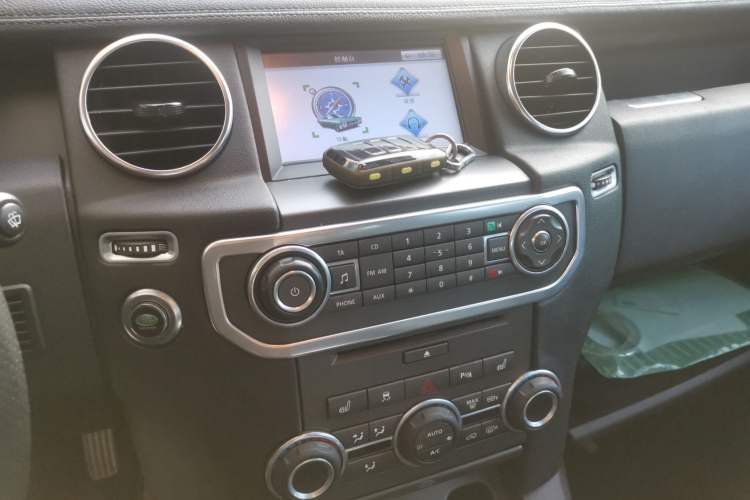 Used Land Rover Discovery 2009 2.7 TDV6-S Audio And AC Panel