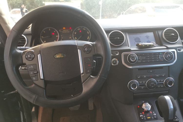 Used Land Rover Discovery 2009 2.7 TDV6-S Center Console