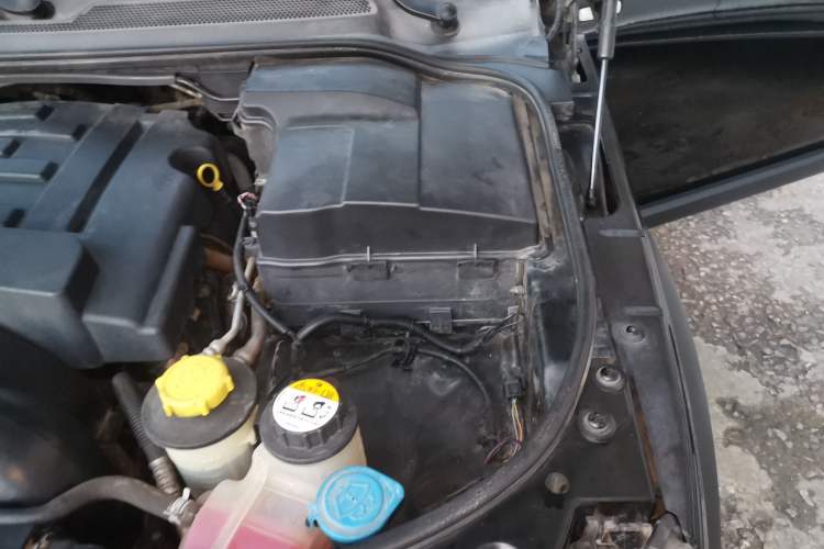 Used Land Rover Discovery 2009 2.7 TDV6-S Engine Bay Left
