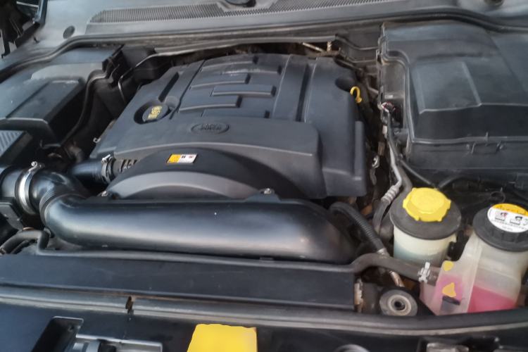 Used Land Rover Discovery 2009 2.7 TDV6-S Engine Bay