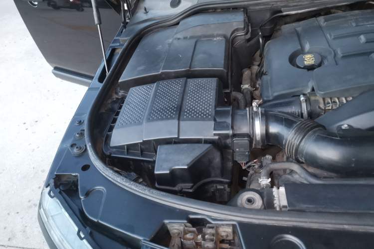 Used Land Rover Discovery 2009 2.7 TDV6-S Engine Bay Right