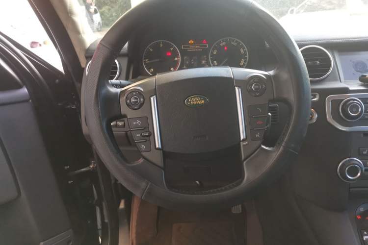 Used Land Rover Discovery 2009 2.7 TDV6-S Steering Wheel