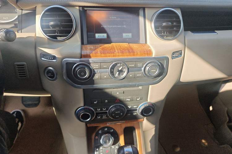Used Land Rover Discovery 2010 5.0 V8 HSE Gasoline Model Audio And AC Panel