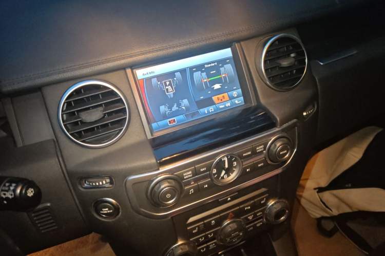 Used Land Rover Discovery 2010 4.0 V6 HSE Gasoline Model Audio And AC Panel