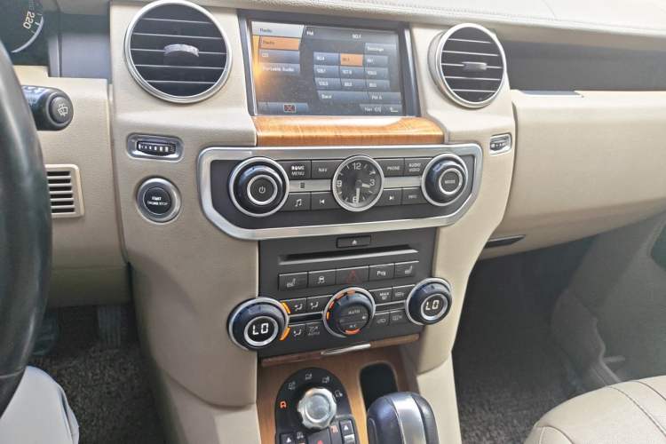 Used Land Rover Discovery 2010 5.0 V8 HSE Gasoline Model Audio And AC Panel
