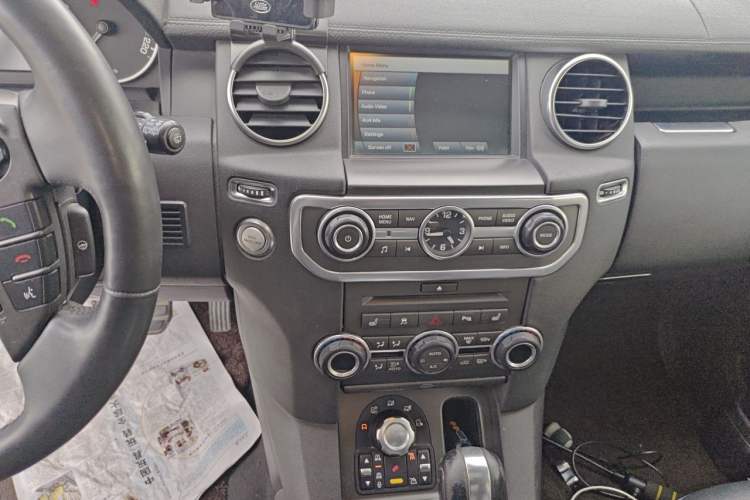 Used Land Rover Discovery 2010 5.0 V8 HSE Gasoline Model Audio And AC Panel