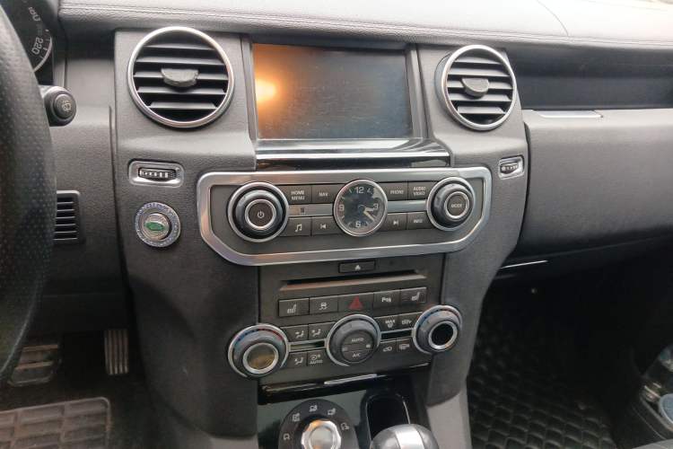 Used Land Rover Discovery 2010 4.0 V6 HSE Gasoline Model Audio And AC Panel