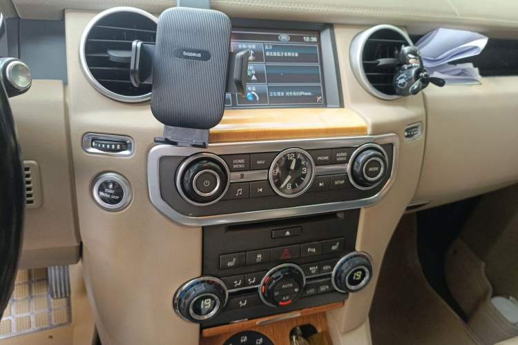 Used Land Rover Discovery 2010 5.0 V8 HSE Gasoline Model Audio And AC Panel
