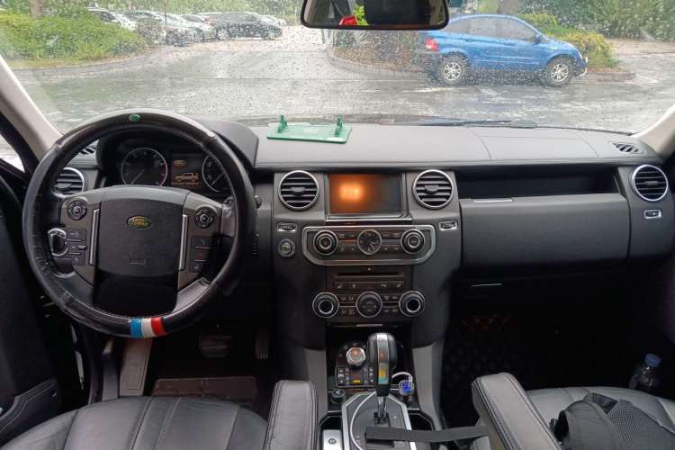 Used Land Rover Discovery 2010 4.0 V6 HSE Gasoline Model Center Console