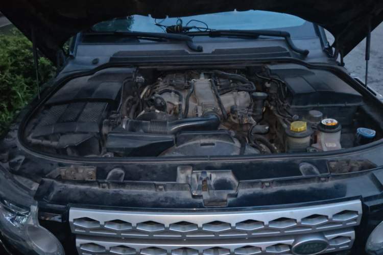 Used Land Rover Discovery 2010 4.0 V6 HSE Gasoline Model Engine Bay