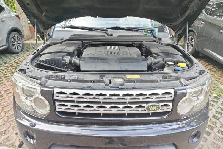 Used Land Rover Discovery 2010 5.0 V8 HSE Gasoline Model Engine Bay