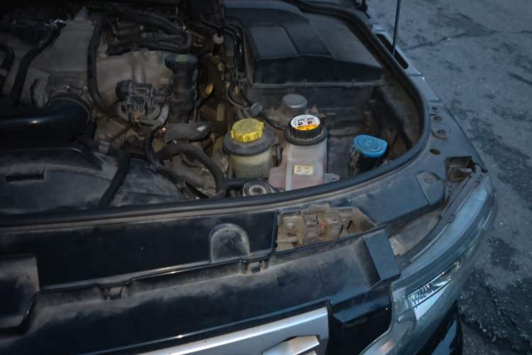 Used Land Rover Discovery 2010 4.0 V6 HSE Gasoline Model Engine Bay Left