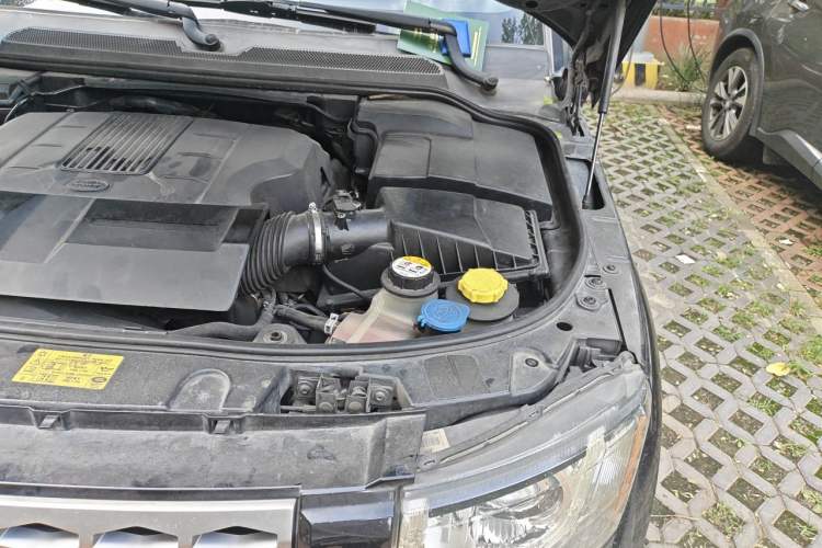 Used Land Rover Discovery 2010 5.0 V8 HSE Gasoline Model Engine Bay Left