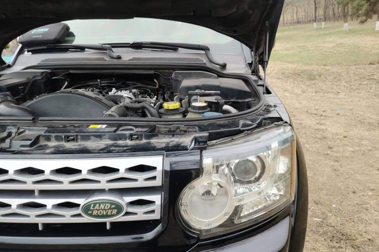 Used Land Rover Discovery 2010 3.0 TDV6 HSE Diesel Edition Engine Bay Left