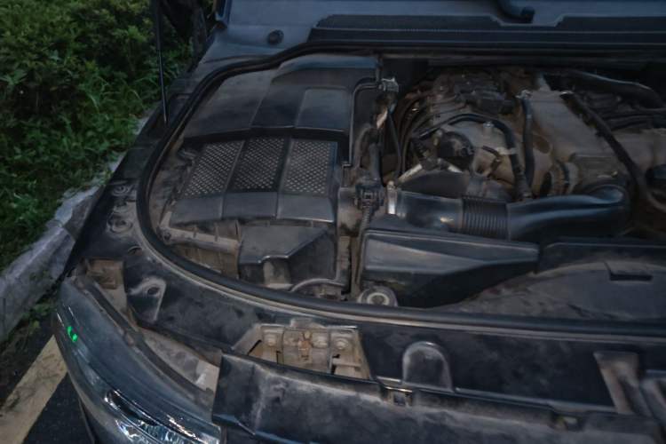 Used Land Rover Discovery 2010 4.0 V6 HSE Gasoline Model Engine Bay Right