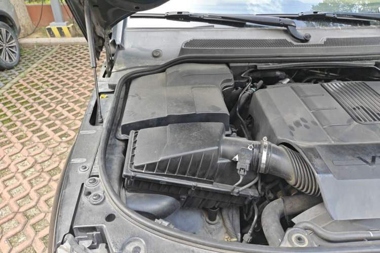 Used Land Rover Discovery 2010 5.0 V8 HSE Gasoline Model Engine Bay Right