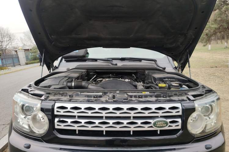Used Land Rover Discovery 2010 3.0 TDV6 HSE Diesel Edition Engine Bay