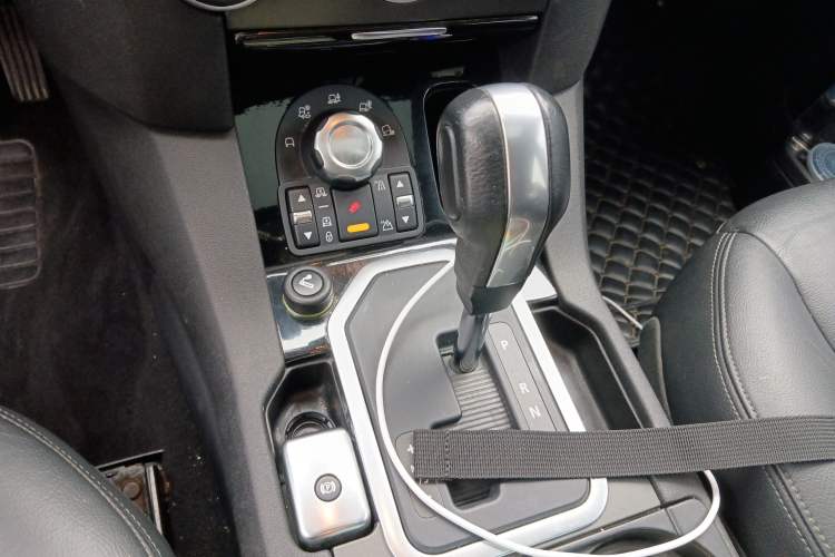 Used Land Rover Discovery 2010 4.0 V6 HSE Gasoline Model Gear Lever