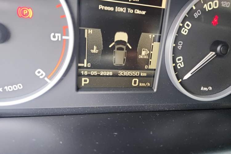 Used Land Rover Discovery 2010 3.0 TDV6 HSE Diesel Edition Odometer Close Up